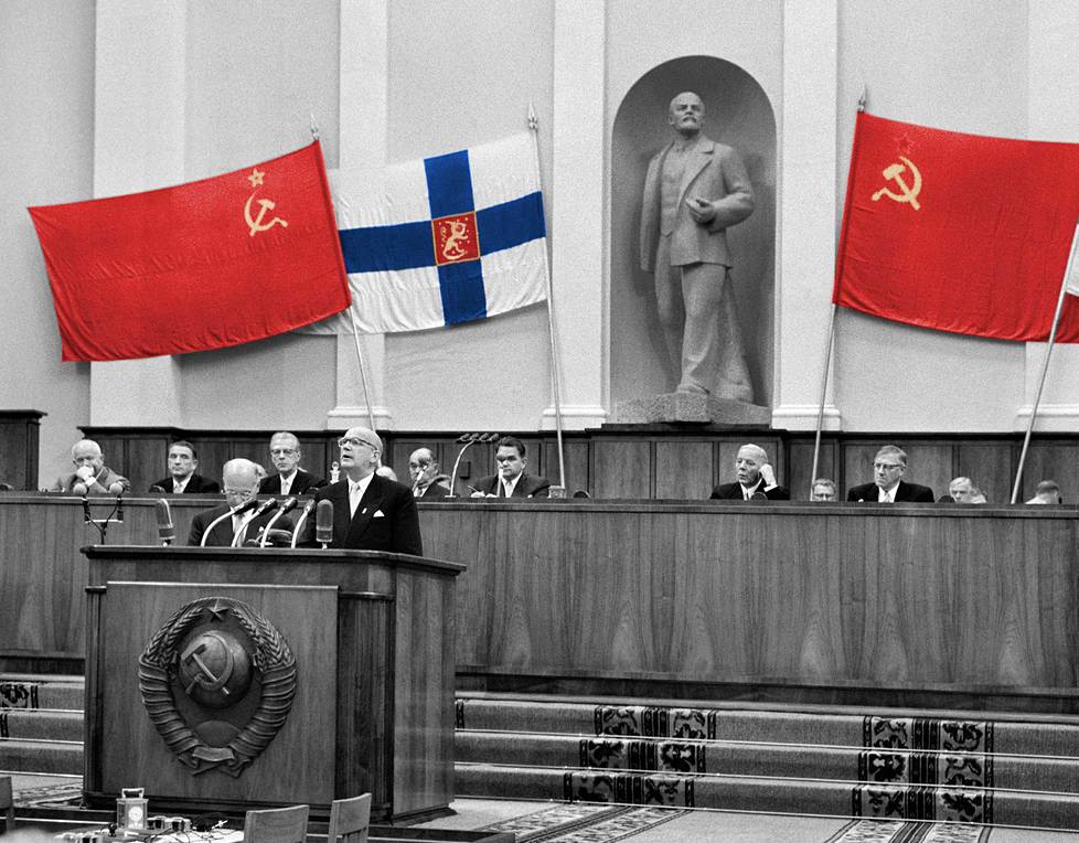 Presidentti Kekkonen puhui Moskovan kommunistiselle puolueelle Korkeimman Neuvoston istuntosalissa Kremlissä toukokuussa 1958. Taustalla V. I. Leninin patsas.