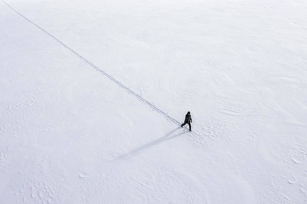 HS:n valokuvaaja Jukka Gröndahl kuvasi hiihtäjän Roikanveden jäällä Kuopion Vehmersalmella 16. helmikuuta 2021.