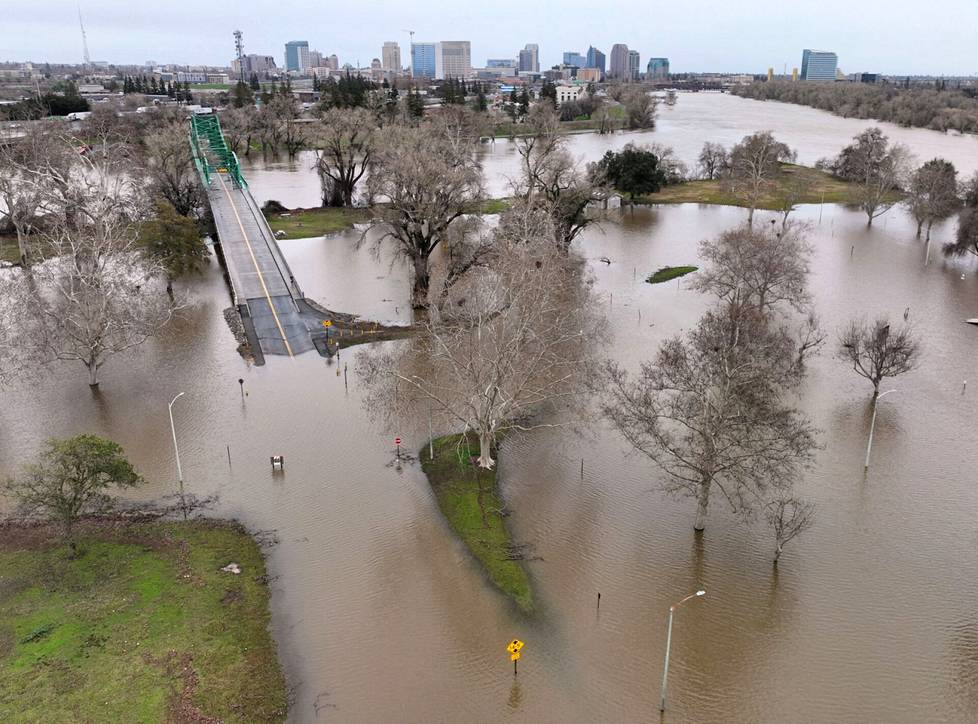 Sacramenton keskustaan johtava tie hautautui tulvaveteen Kaliforniassa keskiviikkona. 