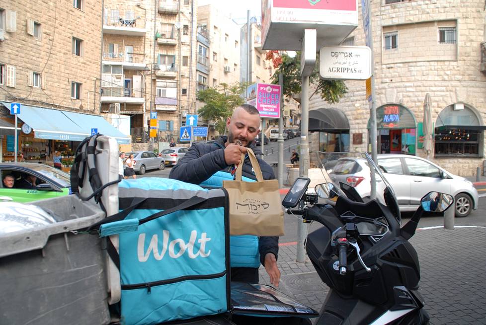 Yacid Golani pakkaa ruokakuljetusta Jerusalemin keskustassa.