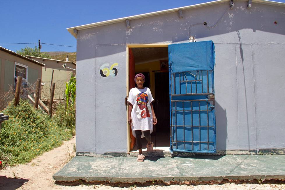 Dina Ndleleni elää nyt kodissaan Kapkaupungin läheisellä De Doornsin township-alueella 1990 randin eli noin 100 euron sairauseläkkeen varassa.
