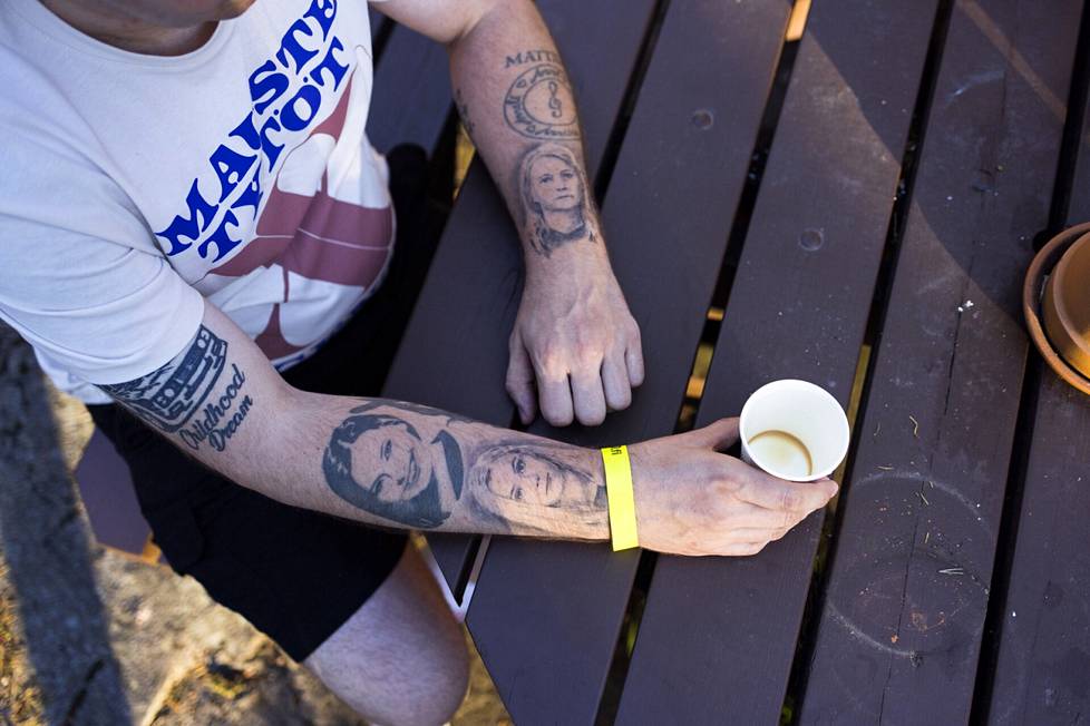 Leo Peltosella on Maustetytöt tatuoituna käsivarteen.