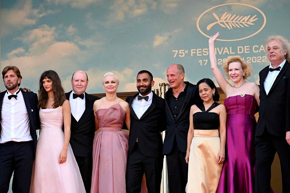 Triangle of Sadness -elokuva sai ensi-iltansa Cannesin elokuvajuhlilla lauantaina. Kuvassa ohjaaja Ruben Östlund (vas.) ja näyttelijät Charlbi Dean, Henrik Dorsin, Vicki Berlin, Arvin Kananian, Woody Harrelson, Dolly de Leon, Sunnyi Melles, Zlatko Buric.