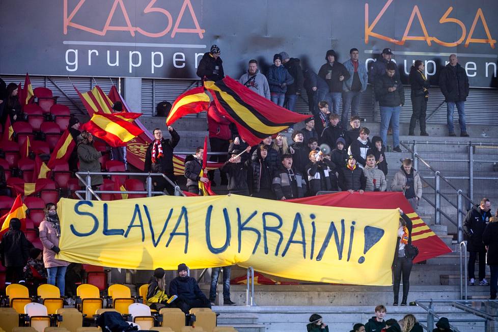 FC Nordsjællandin fanit osoittivat helmikuun lopun liigaottelussa tukeaan Ukrainalle taistelussa Venäjän hyökkäyssotaa vastaan.