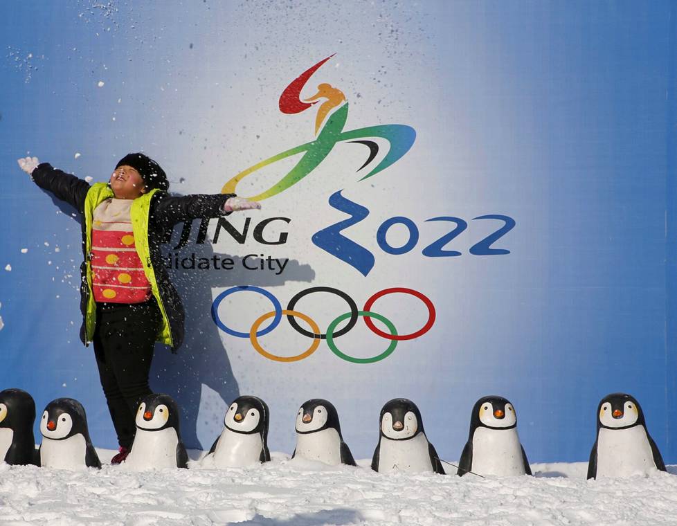 Tieto vuoden 2022 talviolympialaisten isännöinnistä oli Kiinassa ylpeyden aihe vuonna 2015, kun päätös oli tehty. Seuraavan vuoden tammikuussa Pekingin Taoranting-puistossa poseerattiin kuvissa olympiarenkaiden edessä.
