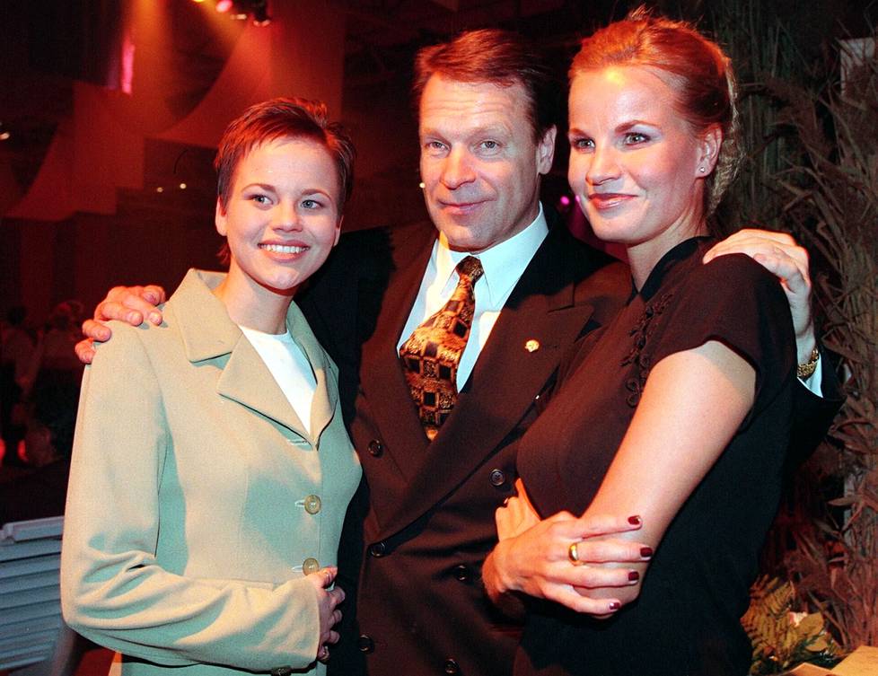 Ilkka Kanervan 50-vuotisjuhlia vietettiin Turun Messukeskuksessa tammikuussa 1998. Kanervan tyttäret Laura (vas.) ja Julia onnittelemassa päivänsankaria. 