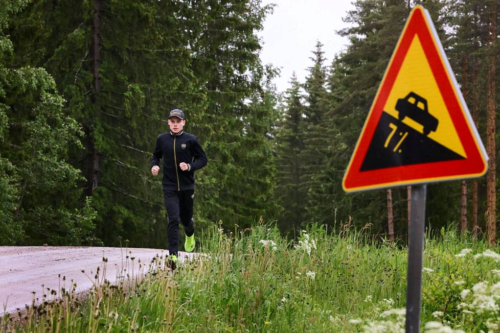 Eikanmäen nousu on osa Mikko Kauppisen kahdeksan kilometrin vakiolenkkiä. Liikennemerkki kertoo mäen jyrkkyyden.