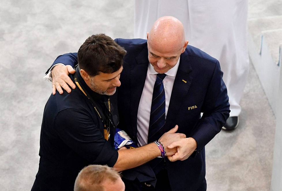 Gianni Infantino osaa ottaa ihmiset ympärillään huomioon. Sen sai kokea argentiinalainen valmentaja Mauricio Pochettino Japani–Espanja-ottelun yhteydessä.
