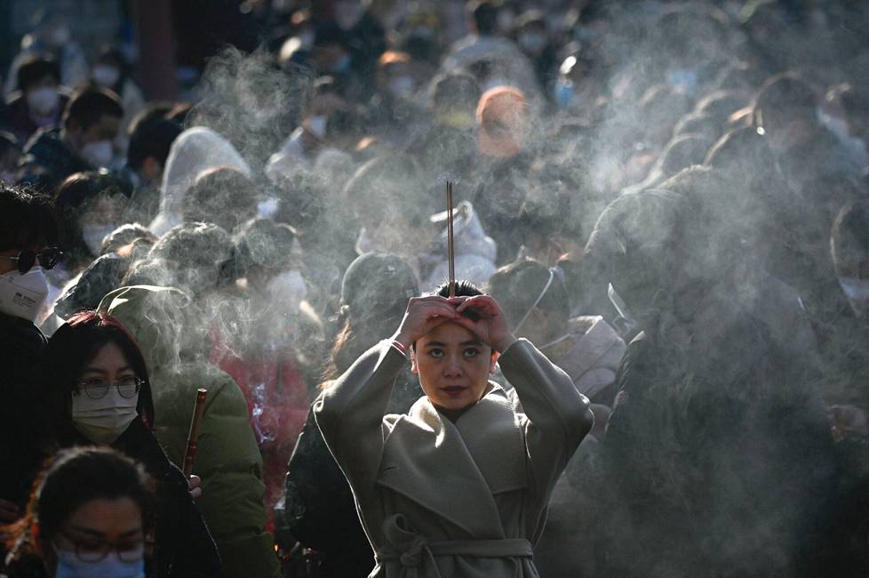 Pekingiläisessä Lama-temppelissä poltettiin suitsukkeita uuden vuoden alkajaisiksi.