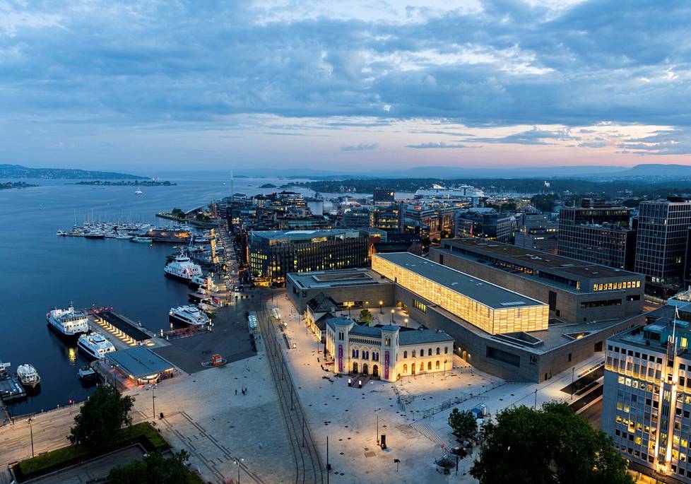 Norjan uuden Kansallismuseon 130-metrinen Valohalli loistaa Oslonvuonon rannalla.
