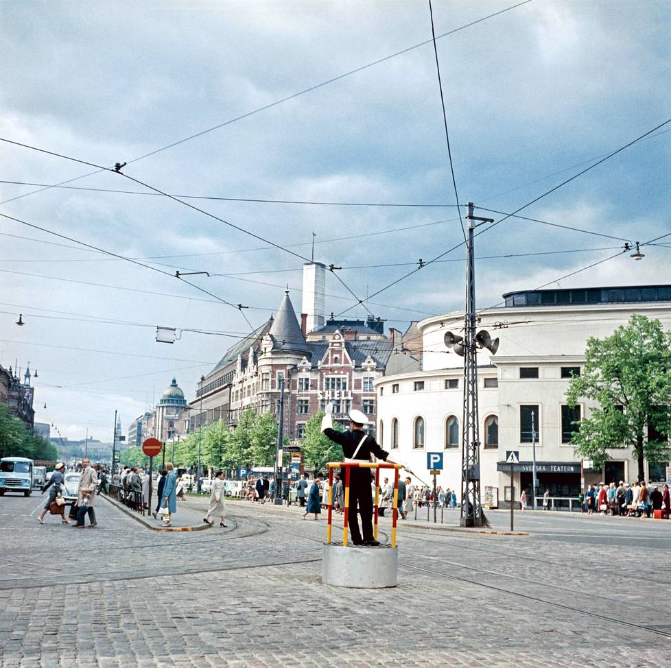 Liikennepoliisi Mannerheimintien ja Bulevardin risteysalueella eli Erottajalla.
