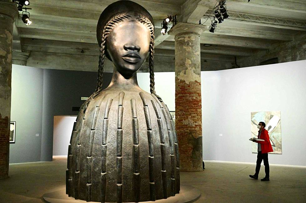 Yhdysvaltalaisen Simone Leigh’n pronssiveistos Brick House on yksi Venetsian 59:nnen biennaalin suurimpia teoksia. 
