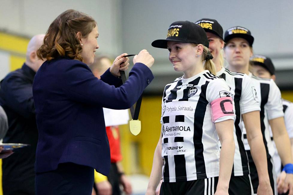 TPS:n kapteeni ja tuore Suomen mestari Jenna Saario sai kultamitalin Salibandyliiton uudelta puheenjohtajalta Kaarina Vuorelta. 