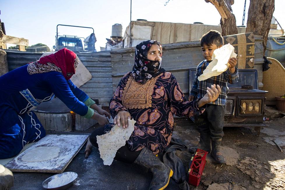 Sumaya ja Halima el-Ismail paistavat ulkona rapeaa markouk-leipää Qab Eliasin pikkukaupungin laitamille kyhätyssä leirissä. Khalid-poika saa tuoreeltaan maistiaisen. 
