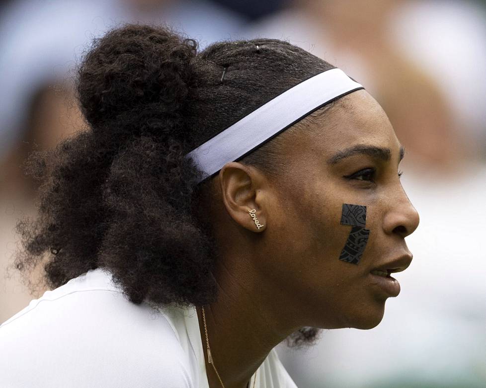 Serena Williams kuvattuna kesäkuussa Wimbledonin grand slam -turnauksessa, jossa hän hävisi ensimmäisellä kierroksella ranskalaiselle Harmony Tanille.