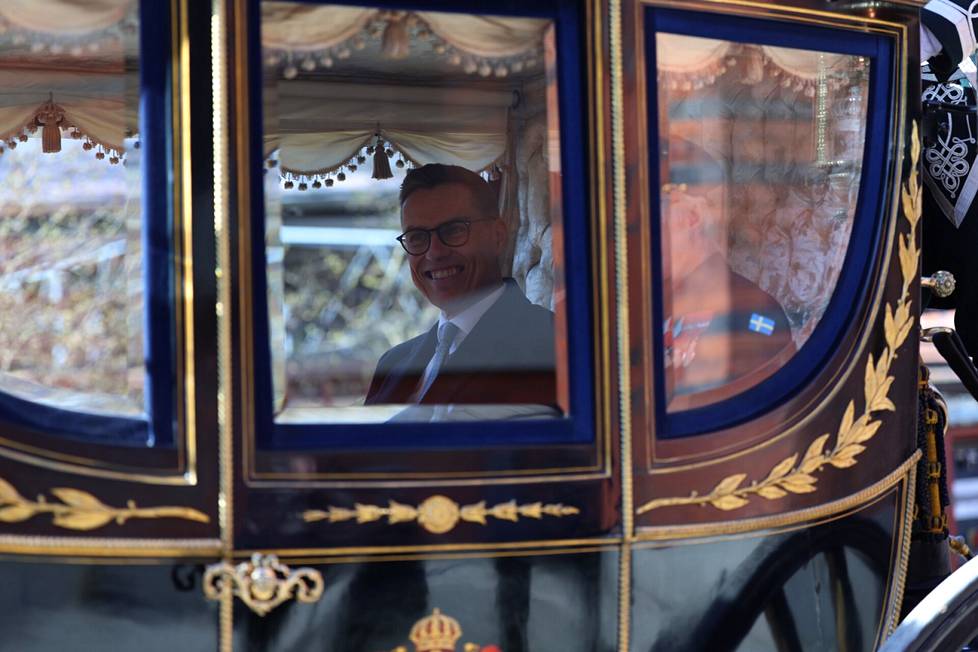 President Alexander Stubb traveled to the Royal Palace in a horse-drawn carriage.