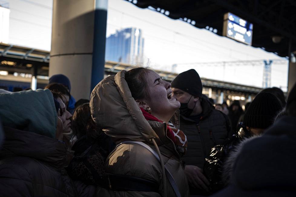 Vladimir Putinin aloittama sota raastaa Ukrainassa tavallisten ihmisten hermoja ja arkea. Nainen purskahti itkuun ja huusi Kiovan rautatieasemalla maanantaina.