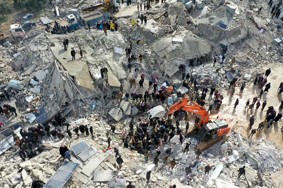 Maanjäristyksen uhreja etsittiin maanantaina Besnian kylässä Idlibin aluella Syyriassa. 