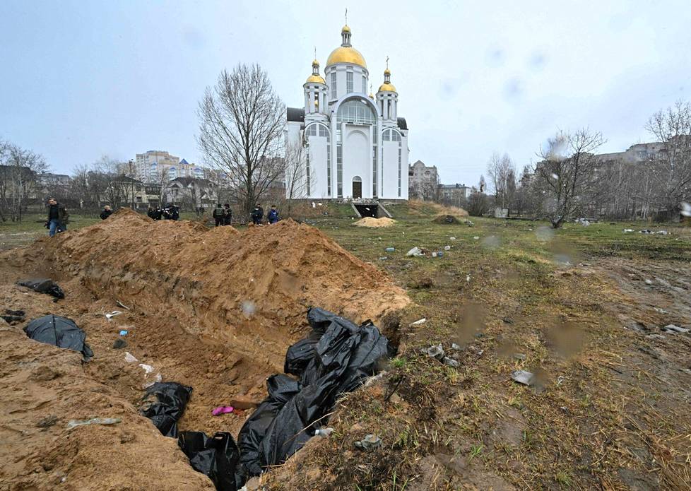 Joukkohauta kirkon vieressä Butšassa Kiovan lähellä. Venäläisjoukot jättivät kaupungin pormestarin Anatoli Fjodorukin mukaan jälkeensä yli 300 tapettua siviiliä, jotka löytyivät joukkohaudoista tai jotka oli jätetty kaduille lojumaan.