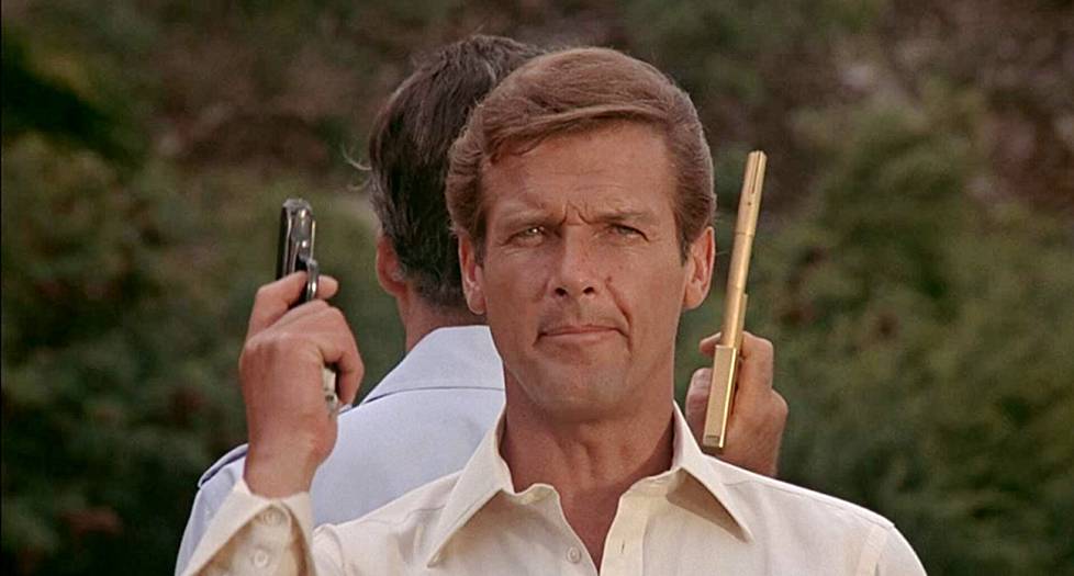 Kun James Bond ja kultainen ase -kirjan pohjalta tehtiin elokuva vuonna 1974, Bondia näytteli Roger Moore. 