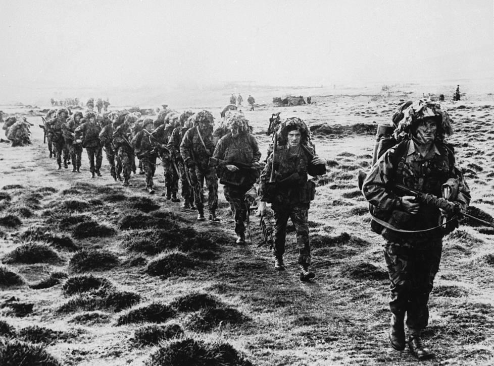 Brittisotilaita marssimassa Falklandin itäisellä pääsaarella kohti Stanleyn kaupunkia juuri ennen sodan loppua kesäkuussa 1982. Saariryhmä sijaitsee eteläisellä Atlantilla noin 500 kilometriä Argentiinan rannikosta itään. 