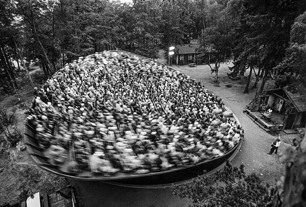 The bravures of Pohjakallio were to be found by looking at the top of the tree.  Shots from the rotating auditorium of the Pyynikki Summer Theater in 1959 he photographed for Life, from where they spread to hundreds of other foreign magazines.