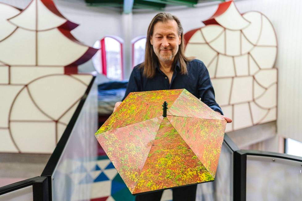 Artist Jan-Erik Andersson presents the roof of the Six-o-house, from which you can see the hexagonal structure of the house.
