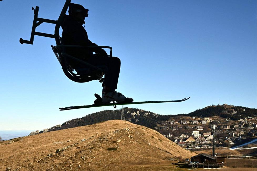 Laskettelija istui italialaisen hiihtokeskuksen Artesinan hiihtohississä joulukuun puolivälissä.