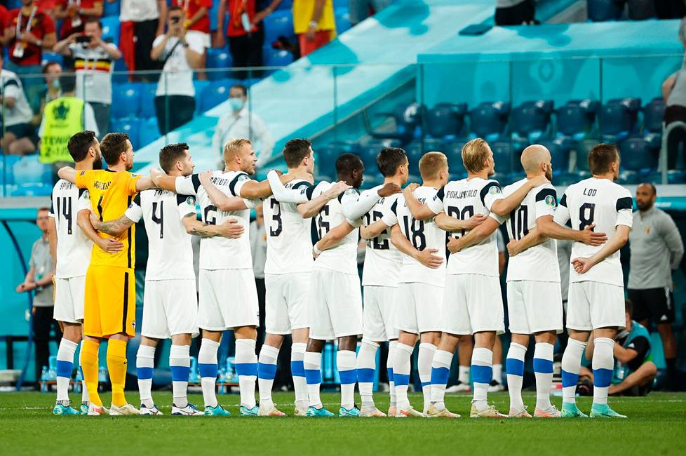 Suomen jalkapallomaajoukkue lauloi Maamme-laulua EM-kisoissa Pietarissa kesäkuussa 2021.
