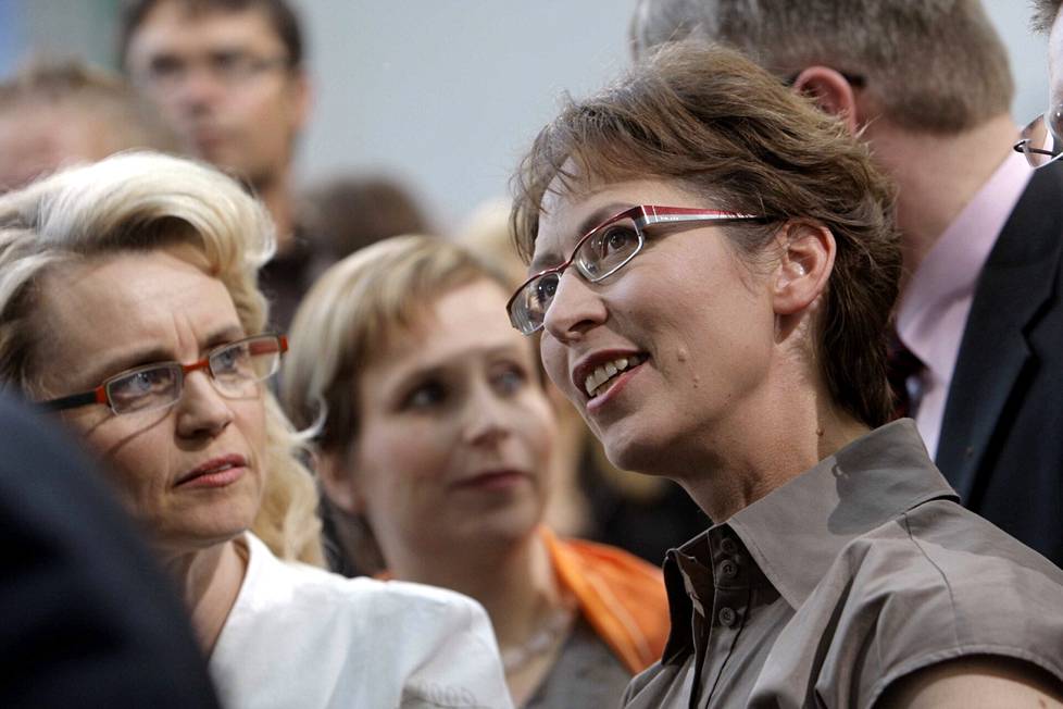 Sari Essayah kuvattiin kristillisdemokraattien eurovaalivalvojaisissa 2009. Vieressä puoluetoveri Päivi Räsänen.