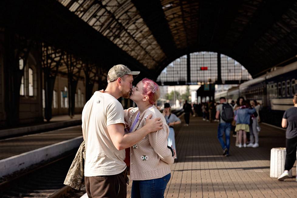 1. Kesäkuuta, Lviv. Hyvästelevät pariskunnat ovat nyt yleinen näky Ukrainan rautatieasemilla.
