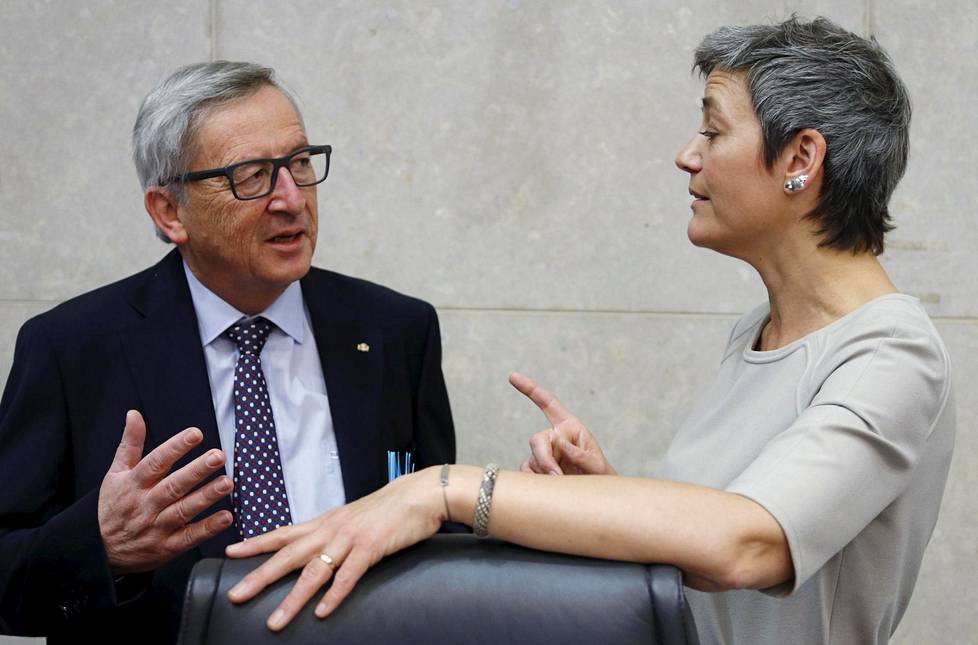 Commission President Jean-Claude Juncker and Margrethe Vestager discussing in April 2015.