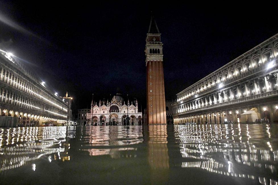 Pyhän Markuksen aukio tulvaveden valtaamana Venetsiassa tiistaina.