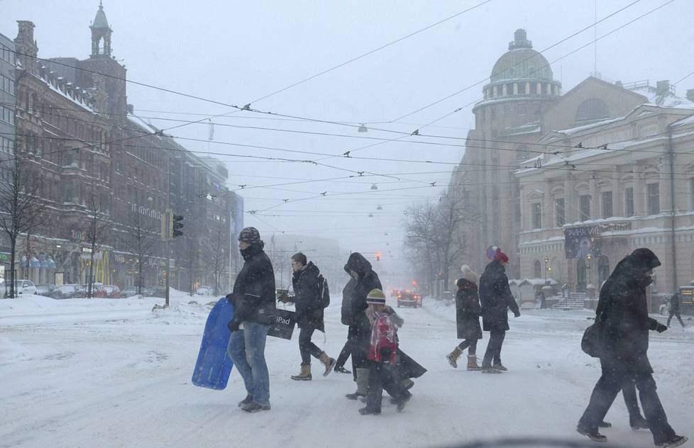 Tuuli ja lumituisku hiljensivät Helsingin keskustaa jouluaattona 2012. 