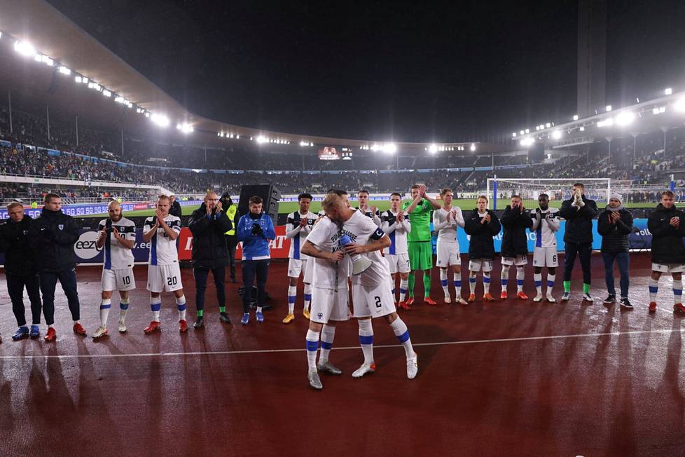 Huuhkajien MM-karsintaurakka päättyi Olympiastadionilla Ranska-otteluun 16. marraskuuta. Joukkueen ja yleisön edessä halaamassa maajoukkueuransa päättäneet Joona Toivio ja Paulus Arajuuri.