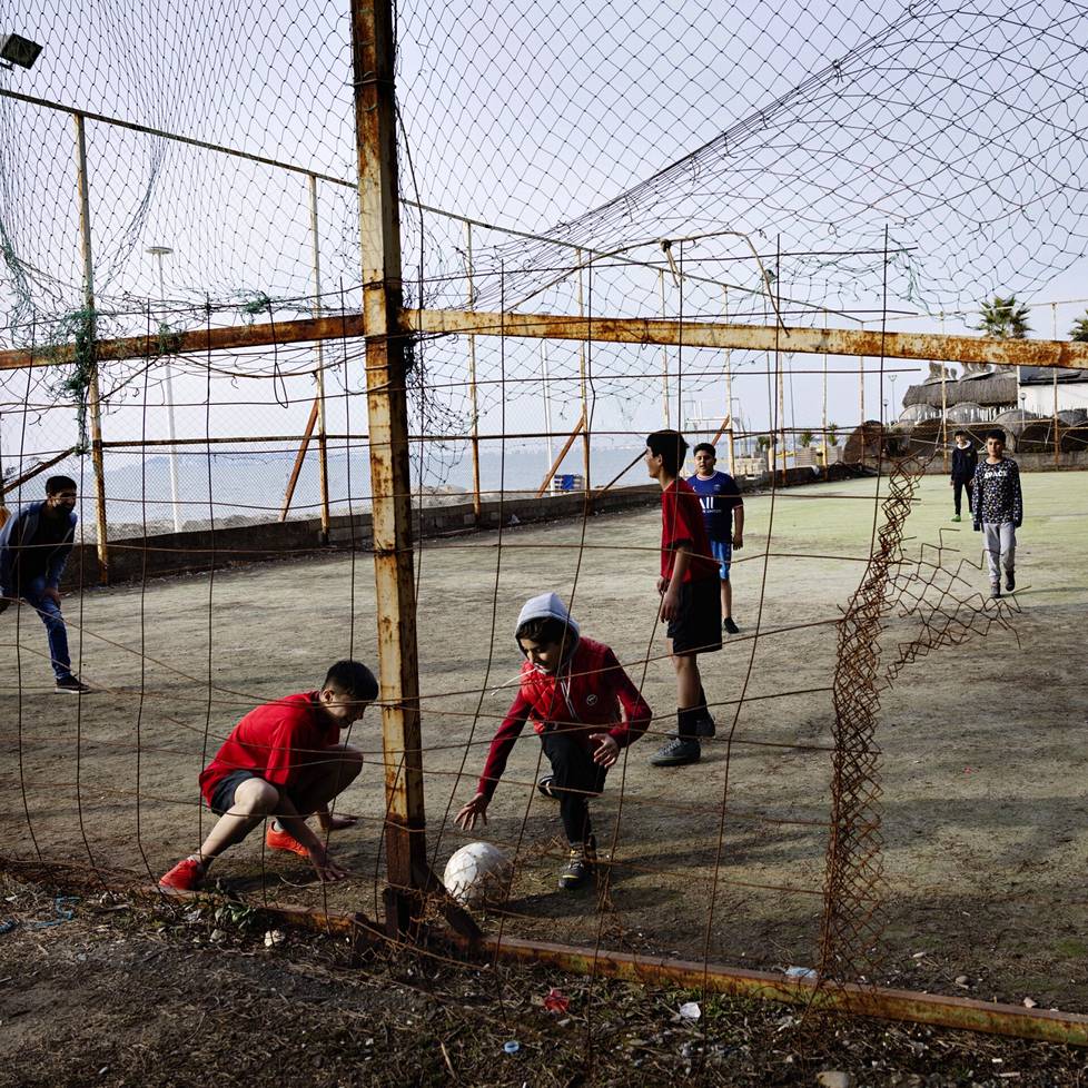 Afganistanista paenneet nuoret pelaavat jalkapalloa Dürresin rantakaupungissa.