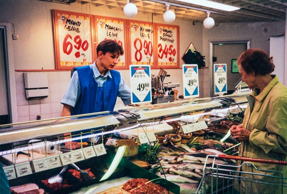 Kerttu Hirvonen K-kauppa Eerikin kalatiskillä Laukaassa kesällä vuonna 1994. 