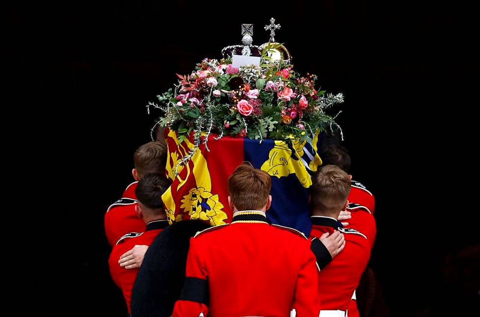 19. syyskuuta. Kuningatar Elisabet II:n arkkua kannetaan Pyhän Yrjön kappeliin. Yli 70 vuotta Britannian hallitsijana toiminut Elisabet kuoli 8. syyskuuta.