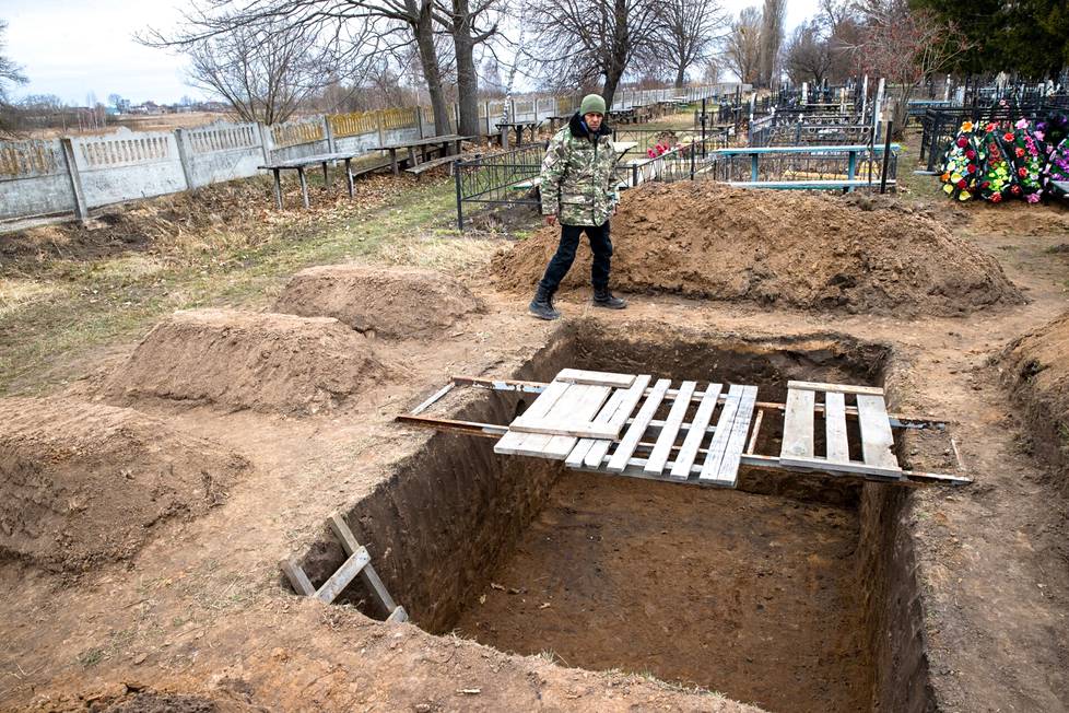 Vjatšeslav Kotuz joutui hakemaan venäläisten kiduttamat ja surmaamat tuttavansa metsästä, ja nyt kaikkia kolme varten on kaivettu yhteinen hauta. 