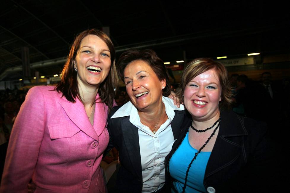 Puheenjohtaja Mari Kiviniemi, europarlamentaarikko Anneli Jäätteenmäki ja tuore varapuheenjohtaja Annika Saarikko nauttivat olostaan vuoden 2010 puoluekokouksessa.