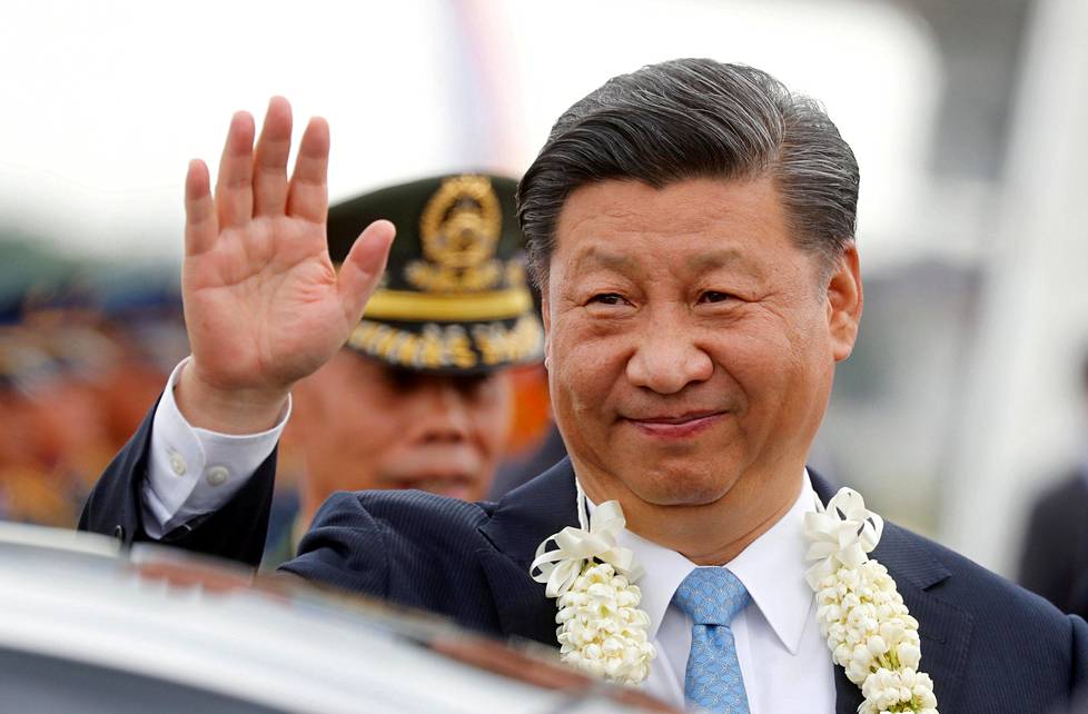 Kiinan presidentti Xi Jinping vilkutti yleisölle Manilan lentokentällä Filippiineillä marraskuussa 2018.