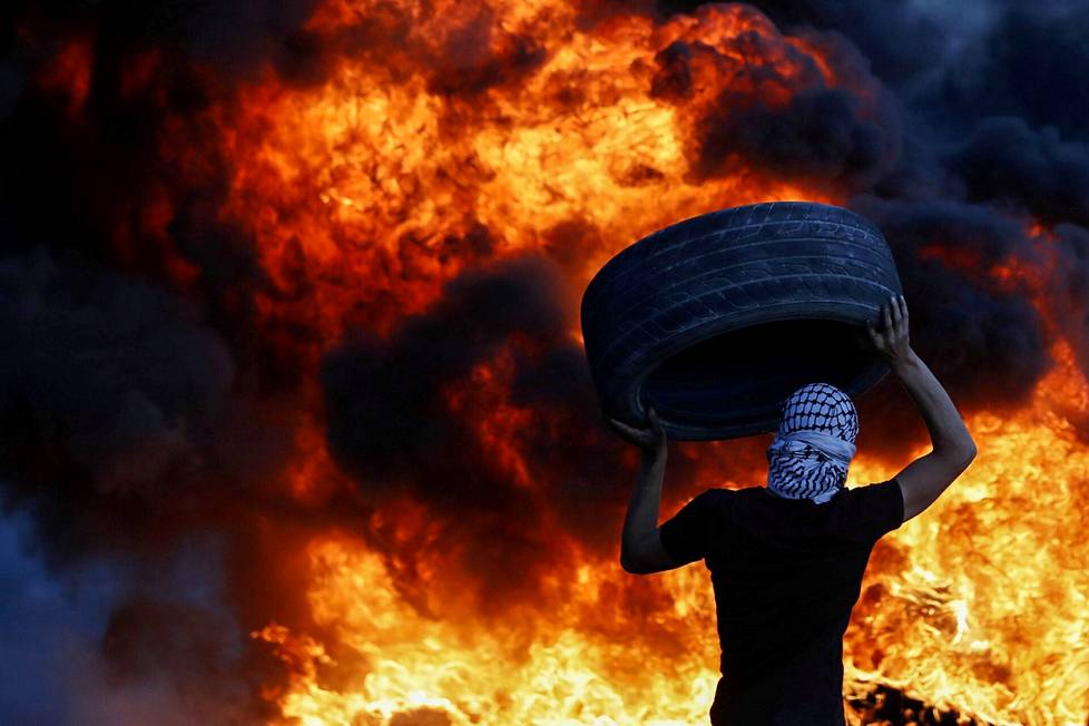 22. kesäkuuta. Palestiinalainen mielenosoittaja valmistautui Israelin siirtokuntia  vastustavaan mielenosoitukseen Beitassa Länsirannalla.