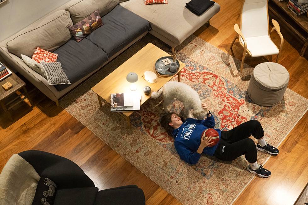 The Finn dog had to follow Elsa Lemmilä on the living room floor.
