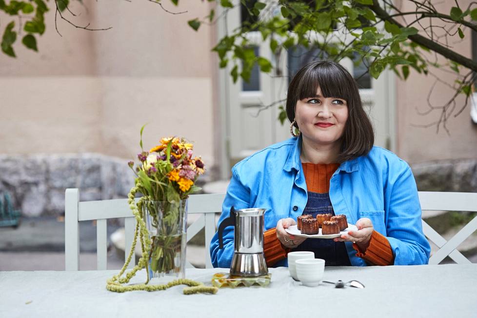 Käsikirjoittaja Anna Brotkin asuu Helsingin Vallilassa. Hän juo kahvinsa usein talon sisäpihalla.
