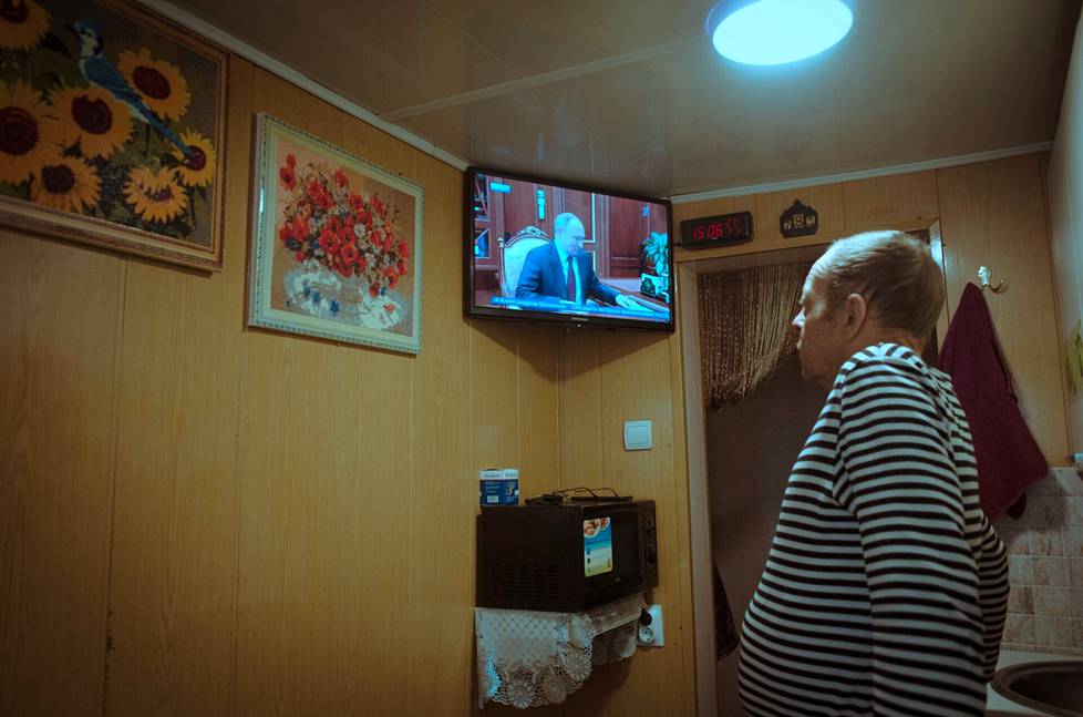 Ljudmila Bugantsovan Sergei-mies katseli televisiouutisia pariskunnan keittiössä Belgorodin alueen maaseudulla.