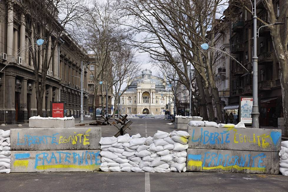  Odessan oopperatalon lähistöä suojataan barrikadein.