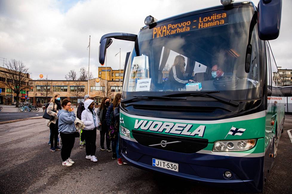 Korona-aikana bussivuoroja on karsittu rajusti. Helsingistä Haminaan ajava bussi on Porvoon jälkeen täynnä. Porvoosta nousee kyytiin paljon nuoria opiskelijoita. 