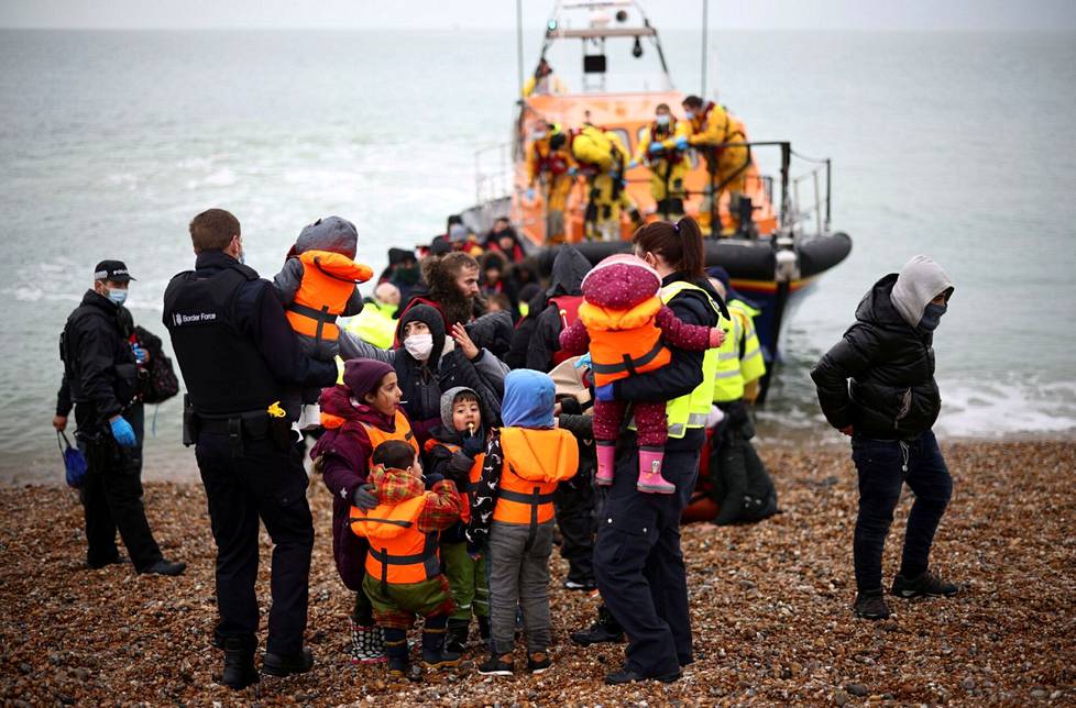 24. marraskuuta. Royal National Lifeboat Institution -hyväntekeväisyysjärjestö, poliisi ja rajavartiosto auttoivat Englannin kanaalin ylittäneitä siirtolaisia rantaan Britannian Dungenessissa. BBC:n mukaan kanaalin oli noin marraskuun puoliväliin mennessä ylittänyt vuonna 2021 jopa 23 000 ihmistä.