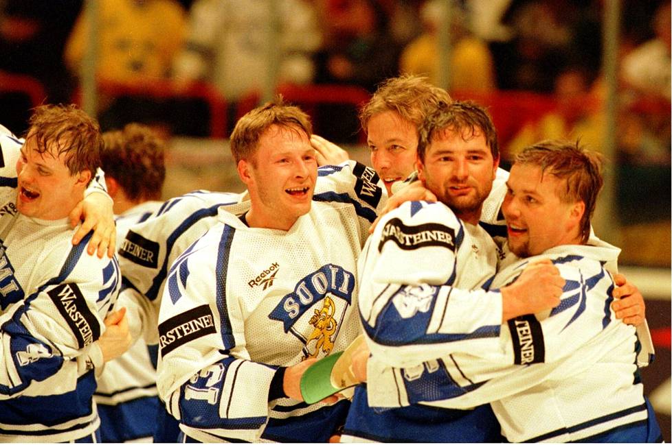 Erik Hämäläinen ( vas.), Marko Palo, Janne Ojanen, Mika Nieminen ja Timo Jutila juhlivat MM-kultaa Tukholmassa keväällä 1995.