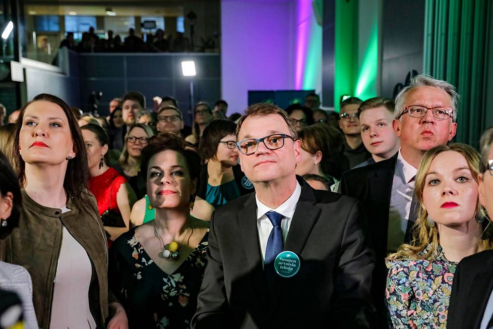 Pääministeri Juha Sipilä jännitti eduskuntavaalien tulosta keskustan puoluetoimistolla huhtikuussa 2019. 